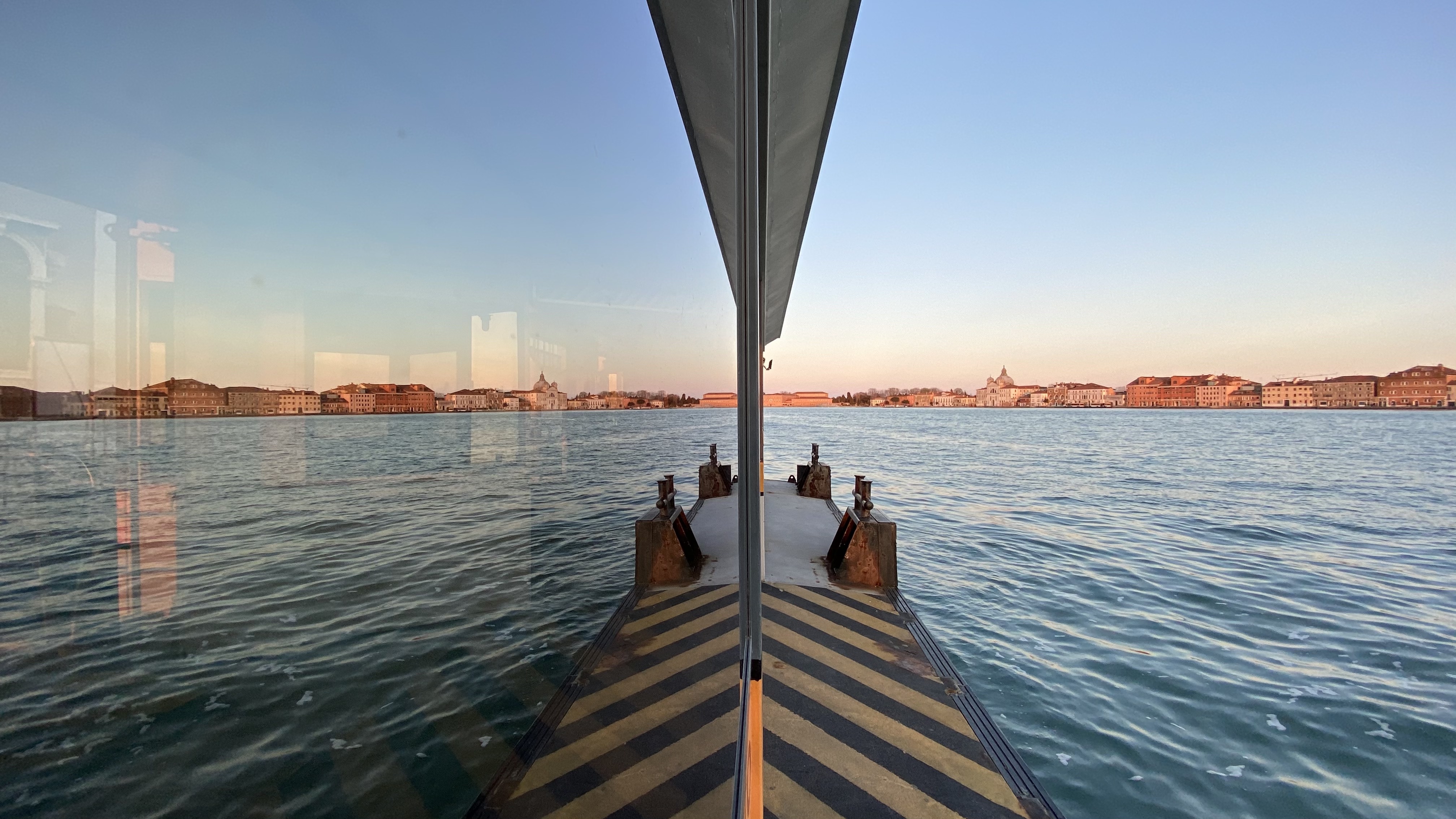 Prua di un vaporetto sulla laguna di Venezia, all'alba